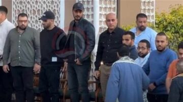 حمدي الميرغني يؤدي واجب العزاء في وفاة خاله سليمان عيد.. صور