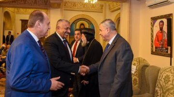 محافظ الإسكندرية يهنئ الإخوة الأقباط بعيد القيامة وأعياد شم النسيم بالمقر البابوي