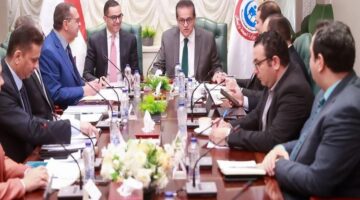 وزيرا الصحة والاستثمار يبحثان وضع آليات وحلول لتخفيف الأعباء المالية