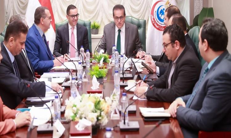 وزيرا الصحة والاستثمار يبحثان وضع آليات وحلول لتخفيف الأعباء المالية
