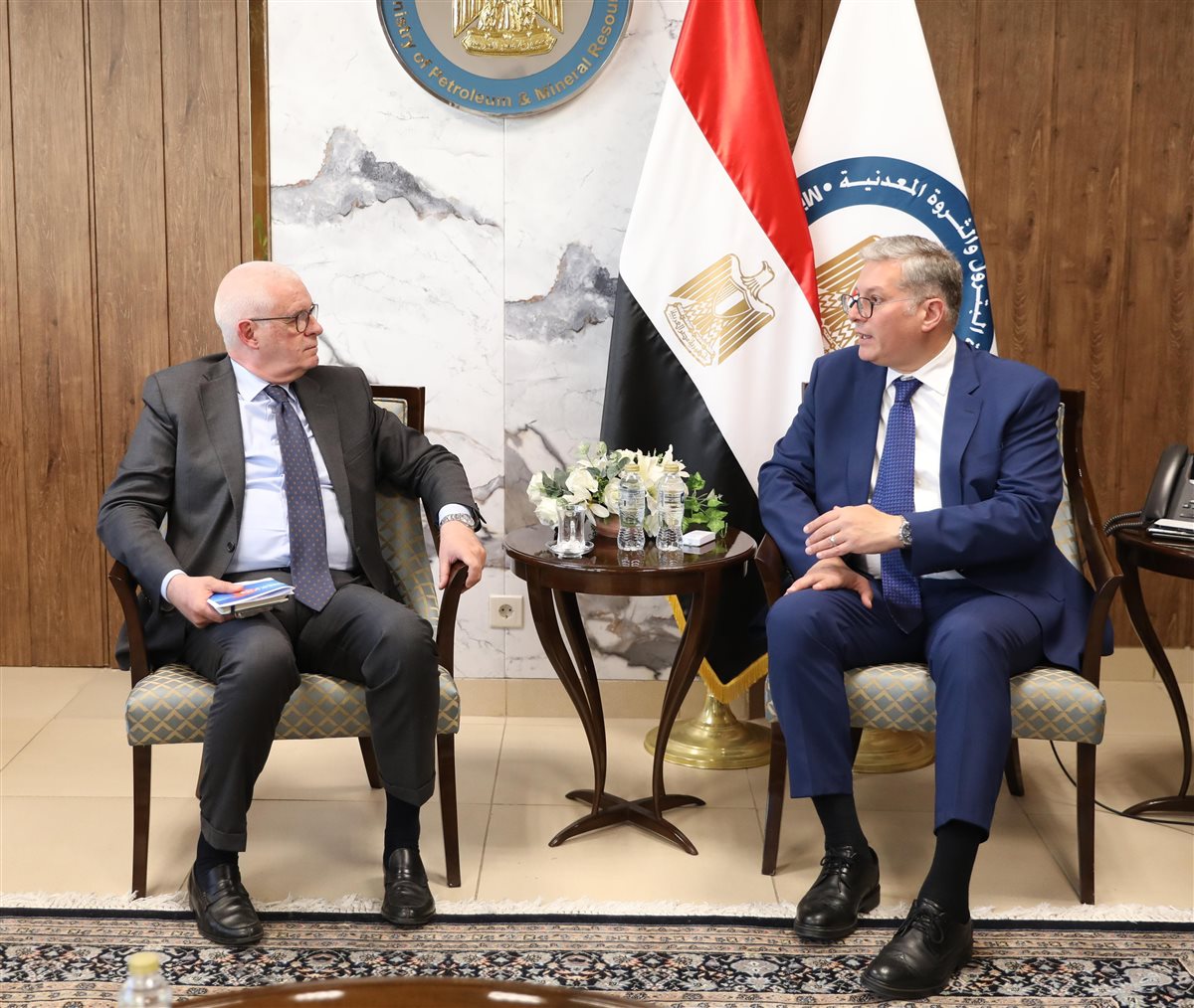 جانب من لقاء وزير البترول والثروة المعدنية وماركو فيلا رئيس شركة تكنيب إنرجيز الإيطالية وتواصل المرافق له