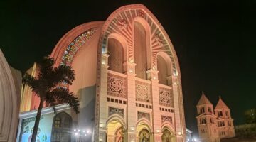 أجراس الكاتدرائية تدق إيذانًا بدخول البابا تواضروس الثاني لقداس عيد القيامة المجيد
