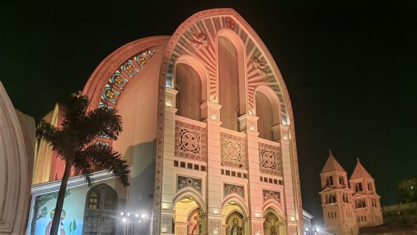 أجراس الكاتدرائية تدق إيذانًا بدخول البابا تواضروس الثاني لقداس عيد القيامة المجيد أجراس الكاتدرائية تدق إيذانًا بدخول البابا تواضروس الثاني لقداس عيد القيامة المجيد