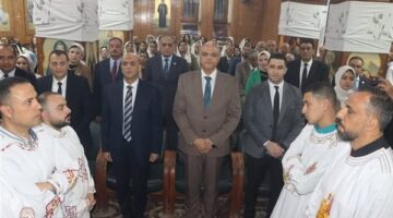 محافظ القليوبية ومدير الأمن يشهدان قداس عيد القيامة المجيد بكنيسة العذراء في بنها