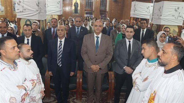 محافظ القليوبية ومدير الأمن يشهدان قداس عيد القيامة المجيد بكنيسة العذراء في بنها محافظ القليوبية ومدير الأمن يشهدان قداس عيد القيامة المجيد بكنيسة العذراء في بنها
