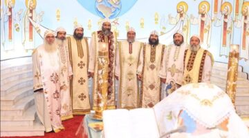 صور| الأقباط يؤدون صلوات وقداس عيد القيامة بكاتدرائية دير الأنبا متاؤس الفاخوري بإسنا