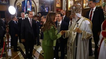 وزيرة التنمية المحلية تشارك في قداس عيد القيامة المجيد بالكاتدرائية المرقسية