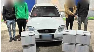 الداخلية تكشف ملابسات فيديو تضمن سرقة بعض الأشخاص لكراتين من أعلى سيارة نقل وتضبط الجناه