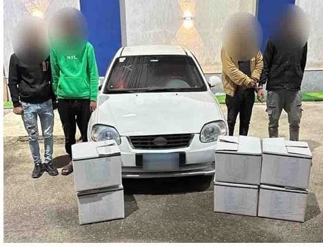 الداخلية تكشف ملابسات فيديو تضمن سرقة بعض الأشخاص لكراتين من أعلى سيارة نقل وتضبط الجناه الداخلية تكشف ملابسات فيديو تضمن سرقة بعض الأشخاص لكراتين من أعلى سيارة نقل وتضبط الجناه