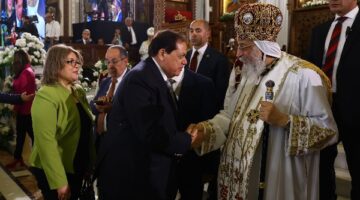 أبو العينين يقدّم التهانئ للبابا تواضروس والأقباط بمناسبة عيد الميلاد المجيد .. صور
