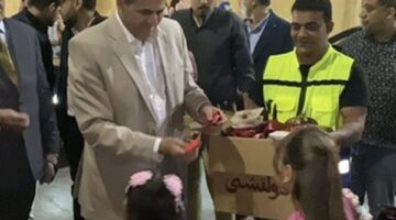 ورد وشوكولاتة وعيديات على أبواب الكنيسة.. رئيس مدينة الأقصر يُشارك الأقباط فرحة عيد القيامة المجيد