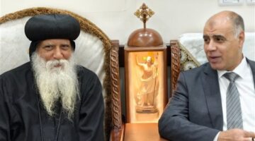 مدير أمن سوهاج يزور دير العذراء بجبل أخميم لتهنئة الإخوة الأقباط بعيد القيامة المجيد