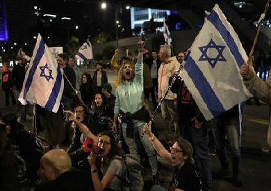 آلاف المحتجين في تل أبيب يطالبون بإنهاء النزاع وإطلاق سراح الرهائن آلاف المحتجين في تل أبيب يطالبون بإنهاء النزاع وإطلاق سراح الرهائن