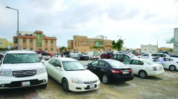 الأراضي الفضاء بالمناطق السكنية تتحول إلى مواقف عشوائية