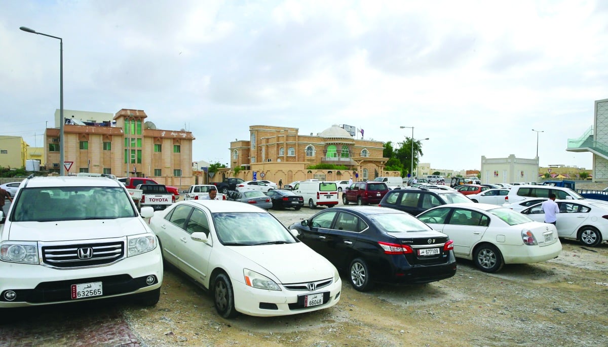 الأراضي الفضاء بالمناطق السكنية تتحول إلى مواقف عشوائية