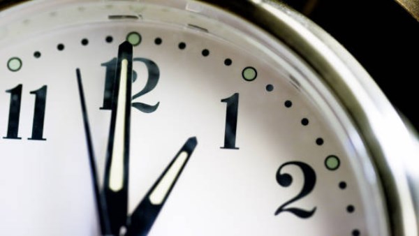 الساعة 12:00 هتقلب 1:00 صباحًا.. بدء العمل بالتوقيت الصيفي رسميًا هذا الموعد