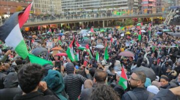 مظاهرة في ستوكهولم لدعم فلسطين والتنديد بمجازر إسرائيل
