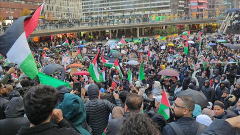 مظاهرة في ستوكهولم لدعم فلسطين والتنديد بمجازر إسرائيل مظاهرة في ستوكهولم لدعم فلسطين والتنديد بمجازر إسرائيل