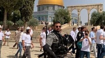 عشرات المستوطنين يقتحمون باحات المسجد الأقصى تحت حماية شرطة الاحتلال الإسرائيلي