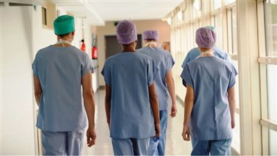 بعد تصريحات رئيس الوزاء بشأن هجرة الأطباء.. صحة النواب: نقص الأعداد أدي إلى زيادة عدد الساعات وهذا مؤشر خطير لوفاتهم بعد تصريحات رئيس الوزاء بشأن هجرة الأطباء.. صحة النواب: نقص الأعداد أدي إلى زيادة عدد الساعات وهذا مؤشر خطير لوفاتهم