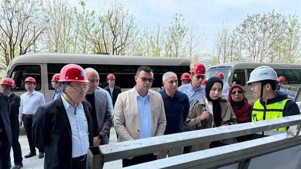 الشربيني يتفقد مركز أبحاث شركة عالمية بمدينة شنغهاي للاطلاع على أحدث نظم التشغيل والبناء الحديثة الشربيني يتفقد مركز أبحاث شركة عالمية بمدينة شنغهاي للاطلاع على أحدث نظم التشغيل والبناء الحديثة