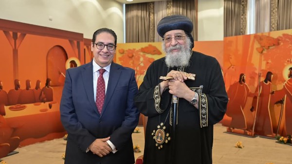 رئيس جامعة القاهرة يزور البابا تواضروس بالكاتدرائية المرقسية في العباسية