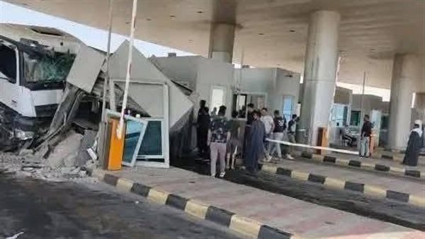 تصادم سيارة نقل بكارتة الطريق الأوسطي اتجاه أكتوبر تصادم سيارة نقل بكارتة الطريق الأوسطي اتجاه أكتوبر