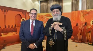 رئيس جامعة القاهرة يزور البابا تواضروس الثاني بالكاتدرائية
