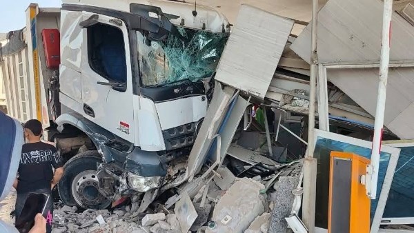 وفاة شخص وإصابة 13.. تفاصيل انقلاب ميكروباص أعلى الطريق الأوسطي وفاة شخص وإصابة 13.. تفاصيل انقلاب ميكروباص أعلى الطريق الأوسطي