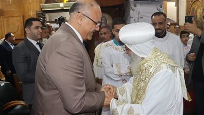 لمشاركتهم فرحتهم.. محافظ القليوبية ومدير أمن القليوبية يشهدان قداس عيد القيامة المجيد بكنيسة العذراء ببنها لمشاركتهم فرحتهم.. محافظ القليوبية ومدير أمن القليوبية يشهدان قداس عيد القيامة المجيد بكنيسة العذراء ببنها