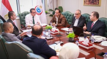 وزير الصحة يبحث آليات تطوير منظومة العلاج على نفقة الدولة