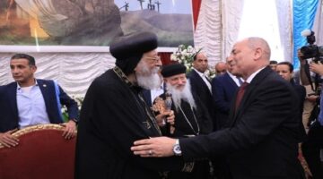 محافظ القاهرة يزور البابا تواضروس الثاني بالعباسية لتهتئته بعيد القيامة
