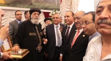 رئيس الوفد يقدم التهنئة بعيد القيامة المجيد   بالمقر البابوي