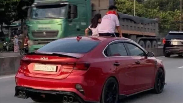 الأمن يكشف ملابسات فيديو جلوس طفل أعلى سقف سيارة خلال سيرها بالجيزة الأمن يكشف ملابسات فيديو جلوس طفل أعلى سقف سيارة خلال سيرها بالجيزة