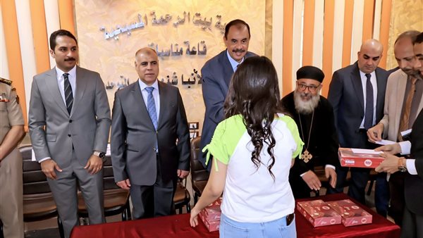 محافظ سوهاج ومدير الأمن يشاركان أطفال إحدى الجمعيات فرحتهم بعيد القيامة المجيد | صور محافظ سوهاج ومدير الأمن يشاركان أطفال إحدى الجمعيات فرحتهم بعيد القيامة المجيد | صور
