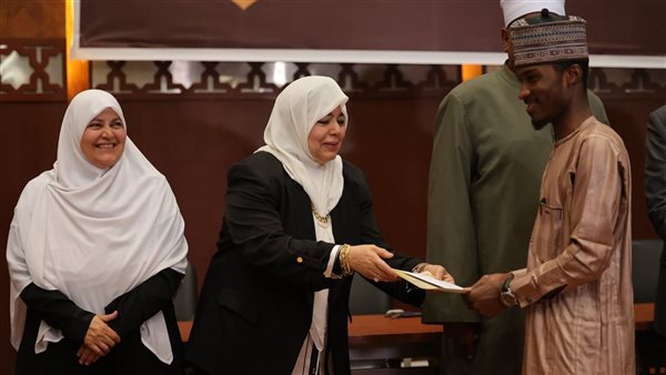 خريجي الأزهر تكرم حفظة القرآن من الطلاب الوافدين خريجي الأزهر تكرم حفظة القرآن من الطلاب الوافدين