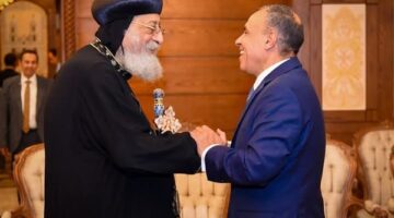 بمناسبة عيد القيامة.. وزير الخارجية يهنئ البابا تواضروس الثاني