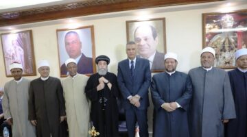 محافظ أسوان يقدم التهنئة للأخوة الأقباط بالكنائس بمناسبة عيد القيامة