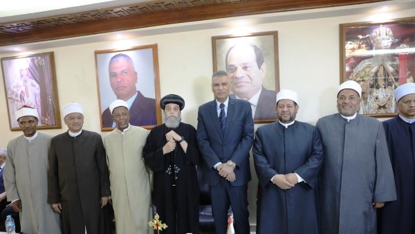 محافظ أسوان يقدم التهنئة للأخوة الأقباط بالكنائس بمناسبة عيد القيامة محافظ أسوان يقدم التهنئة للأخوة الأقباط بالكنائس بمناسبة عيد القيامة