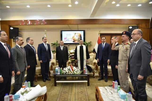 محافظ بورسعيد يشارك الأقباط احتفالات عيد القيامة المجيد بالكنيسة الإنجيلية في حي الشرق محافظ بورسعيد يشارك الأقباط احتفالات عيد القيامة المجيد بالكنيسة الإنجيلية في حي الشرق