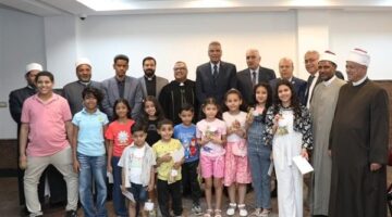 محافظ أسوان يوزع هدايا وعيديات على الأطفال بالكنائس بمناسبة عيد القيامة