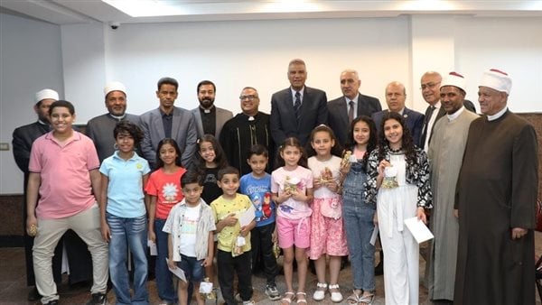 محافظ أسوان يوزع هدايا وعيديات على الأطفال بالكنائس بمناسبة عيد القيامة محافظ أسوان يوزع هدايا وعيديات على الأطفال بالكنائس بمناسبة عيد القيامة
