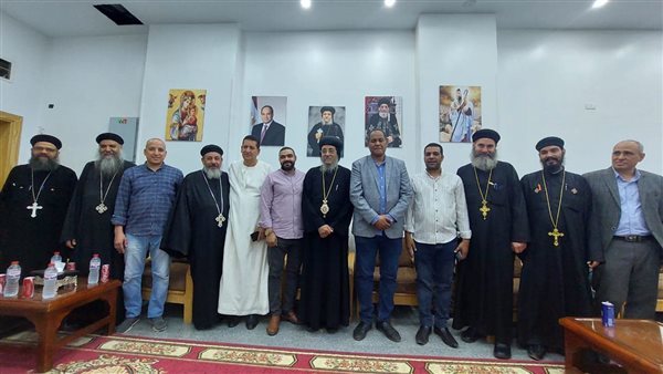 رئيس مدينتي الأقصر وإسنا يهنئان الأقباط ويوزعان الهدايا بمناسبة عيد القيامة.. صور رئيس مدينتي الأقصر وإسنا يهنئان الأقباط ويوزعان الهدايا بمناسبة عيد القيامة.. صور