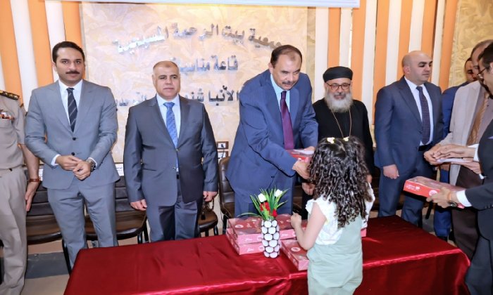 محافظ سوهاج يشارك أطفال «بيت الرحمة» احتفالات عيد القيامة المجيد ويوزّع الهدايا والكسوة محافظ سوهاج يشارك أطفال «بيت الرحمة» احتفالات عيد القيامة المجيد ويوزّع الهدايا والكسوة