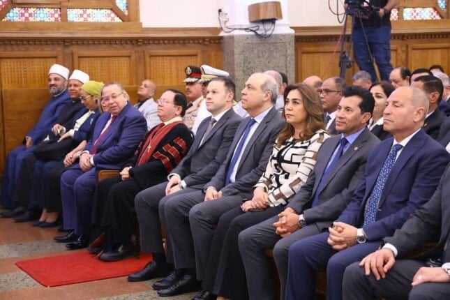 وزير الطيران المدني يشارك الأخوة الأقباط احتفالات عيد القيامة المجيد وزير الطيران المدني يشارك الأخوة الأقباط احتفالات عيد القيامة المجيد