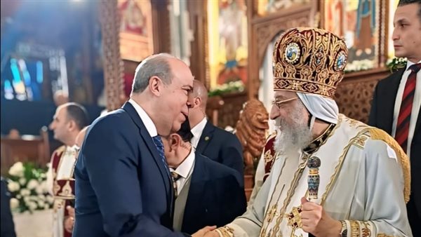 وزير الطيران المدني يشارك الأخوة الأقباط احتفالات عيد القيامة المجيد وزير الطيران المدني يشارك الأخوة الأقباط احتفالات عيد القيامة المجيد