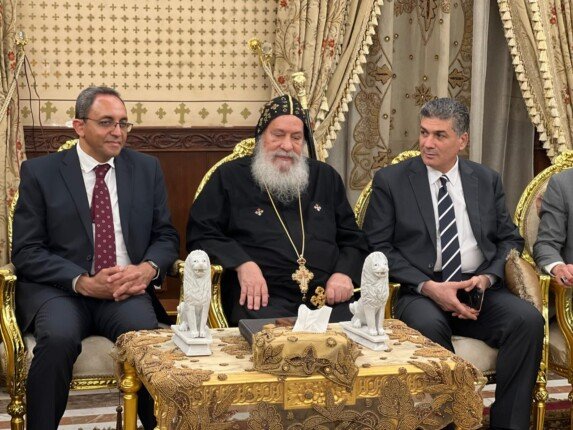 محافظ قنا يختتم جولته الكنسية بتهنئة أقباط المدينة بعيد القيامة المجيد محافظ قنا يختتم جولته الكنسية بتهنئة أقباط المدينة بعيد القيامة المجيد