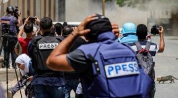 الاحتلال الإسرائيلي يستهدف صحفيين أمام مدخل مخيم جنين بقنابل الغاز