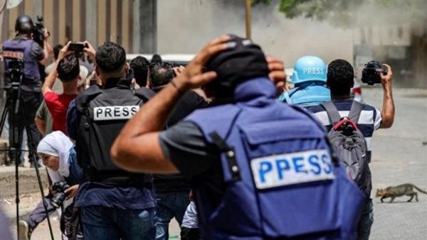 الاحتلال الإسرائيلي يستهدف صحفيين أمام مدخل مخيم جنين بقنابل الغاز الاحتلال الإسرائيلي يستهدف صحفيين أمام مدخل مخيم جنين بقنابل الغاز