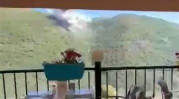 غارة قريبة من أحد المطاعم في جرجوع (فيديو)